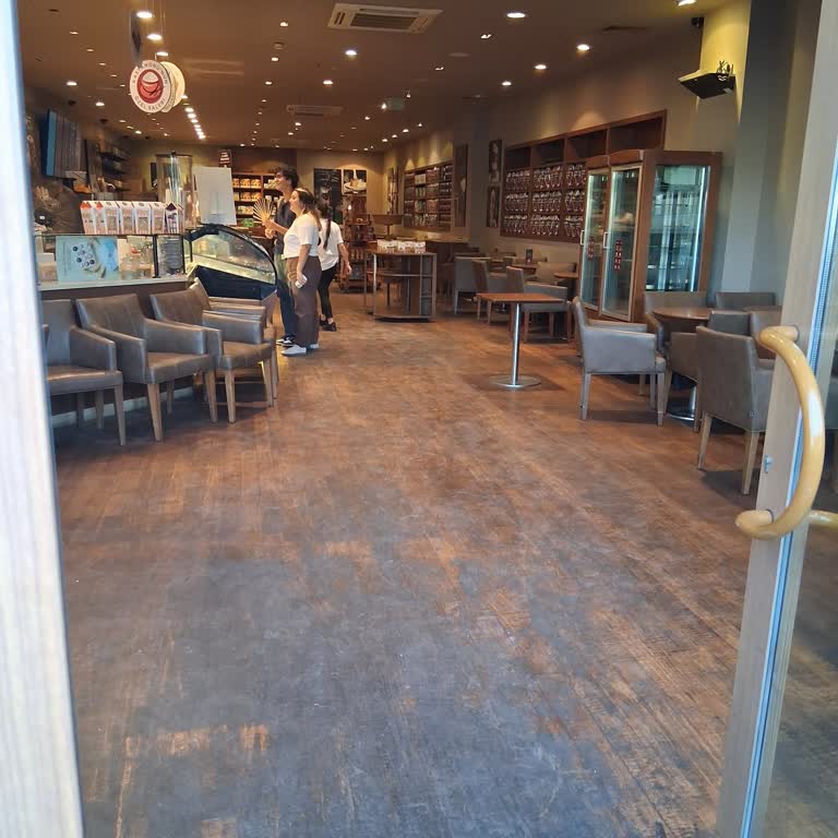 Kahve Dünyası Şubesinde Klimalar Bozuk Ortam Çok Sıcak