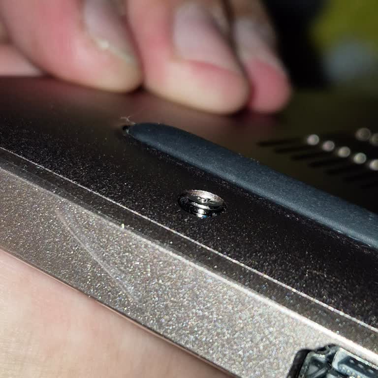 Vatan Bilgisayar Sıfır Bilgisayarın Vidası Dışarıda Teslim Edildi İade Bekliyorum