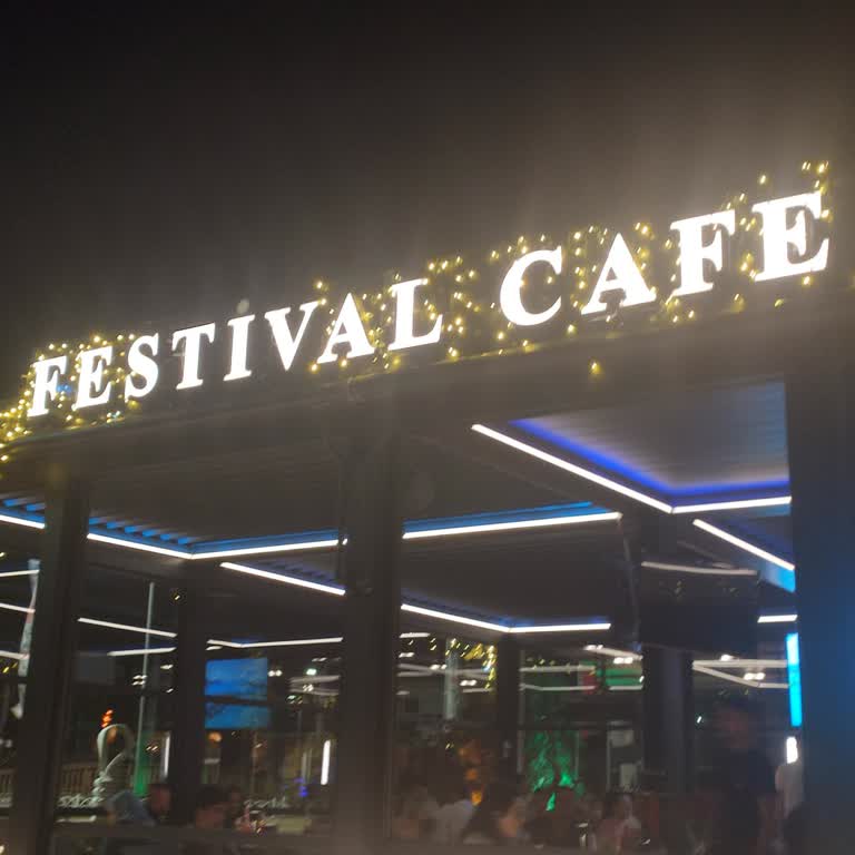 Festival Cafe Boş Masaya Oturtmadılar