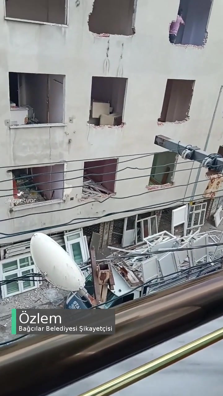 Bağcılar Belediyesi Yıkım Ekibini Bekleyen Bina videonun kapak resmi