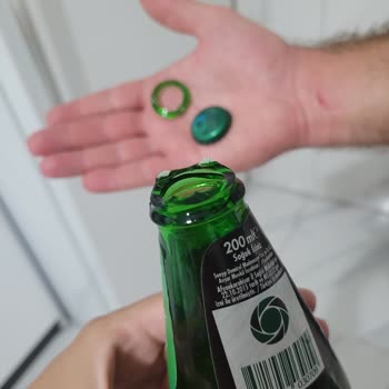 Avşar Soda Şişesi Patladı Cam Parçaları Eşimi Yaraladı