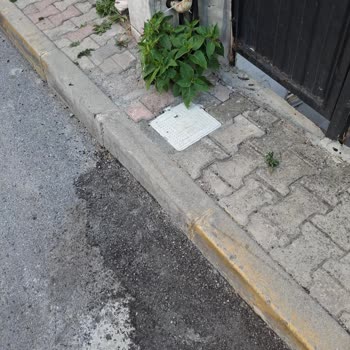 Superonline’ın Altyapı Çalışması Sonrası Kaldırım Ve Su Borusu Zararı Giderilmiyor