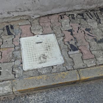 Superonline’ın Altyapı Çalışması Sonrası Kaldırım Ve Su Borusu Zararı Giderilmiyor