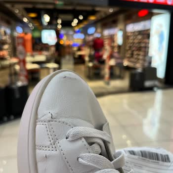 Kısa Sürede Hasar Gören Ayakkabıya Mağaza İlgisizliği