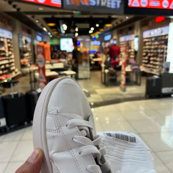 Kısa Sürede Hasar Gören Ayakkabıya Mağaza İlgisizliği