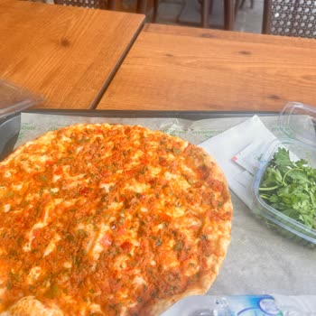 Yüksek Fiyat, Eksik Sunum: Lahmacunun Yanında Domates Bile Yok!