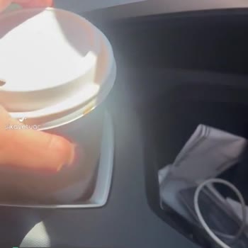 Starbucks Defolu Bardakları Yüzünden Sıcak Kahve Arabama Hasar Verdi!