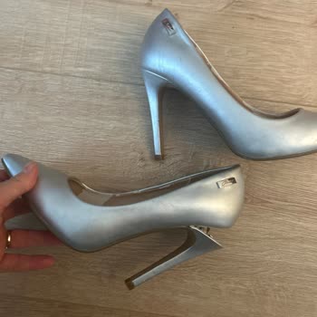 Az Kullanılan Guess Ayakkabının Topuğu Kırıldı, Garanti Desteği Sağlanmadı