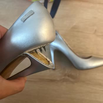 Az Kullanılan Guess Ayakkabının Topuğu Kırıldı, Garanti Desteği Sağlanmadı