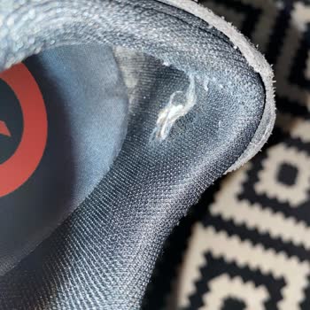 Yeni Alınan Converse Ayakkabının Topuk Kısmı Kısa Sürede Yırtıldı