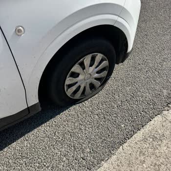 Ful Kaskolu Araçta Lastik Patladı, Garenta'dan Yardım Alamadım Hasarlı Araçla Yolculuğa Devam Ettim