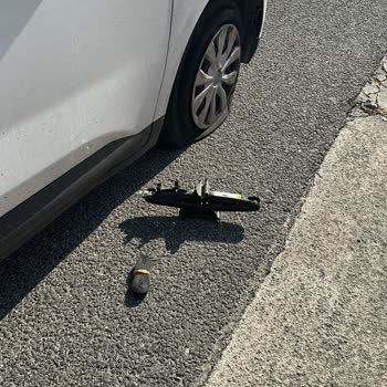 Ful Kaskolu Araçta Lastik Patladı, Garenta'dan Yardım Alamadım Hasarlı Araçla Yolculuğa Devam Ettim