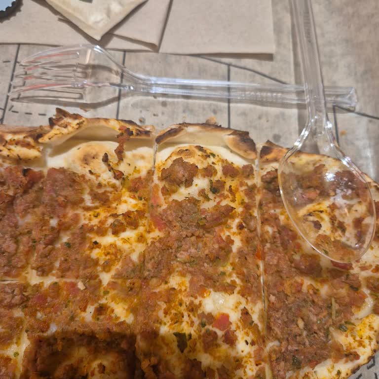 Pidem Şubesinde Kıymalı Pidenin İç Malzemesi Yetersizdi