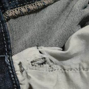 Yeni Alınan Pantolonun Kısa Sürede Yırtılması Hayal Kırıklığı Yarattı