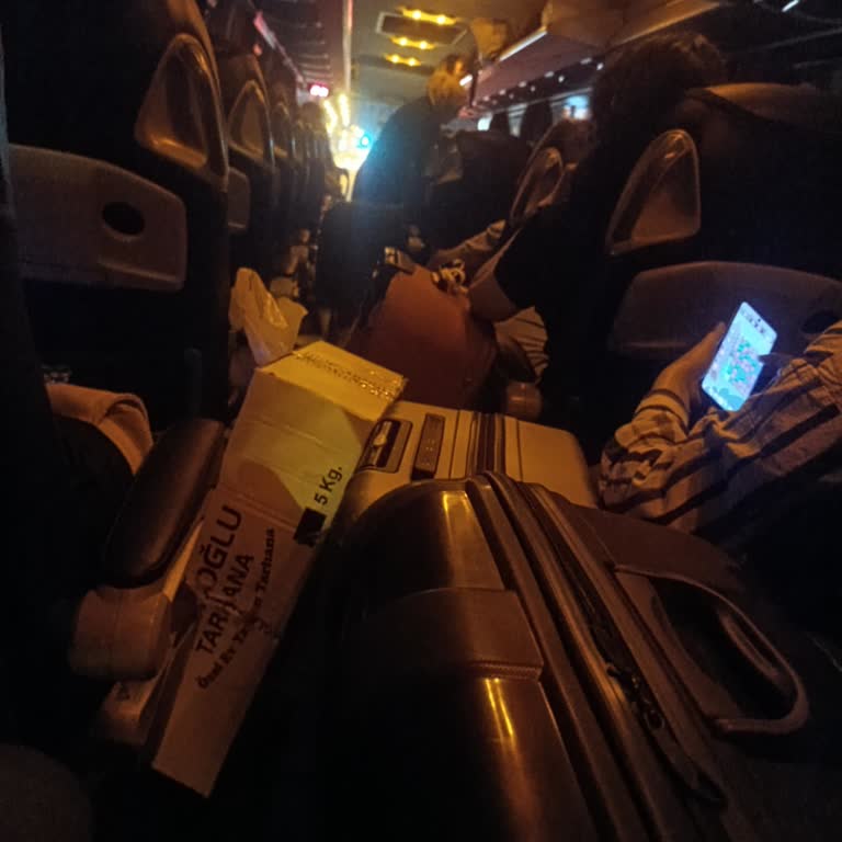 Otobüste Valizler Yüzünden Konforsuz Ve Rahatsız Edici Yolculuk