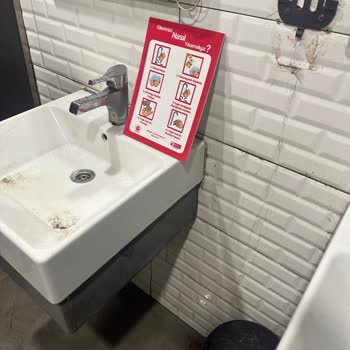 İstasyon Tuvaletlerinde Sürekli Hijyen Sorunu Ve Kötü Koku