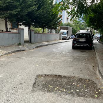 Kazı Sonrası Çukur Yol Ve Yetersiz Aydınlatma Güvenlik Riski Yaratıyor