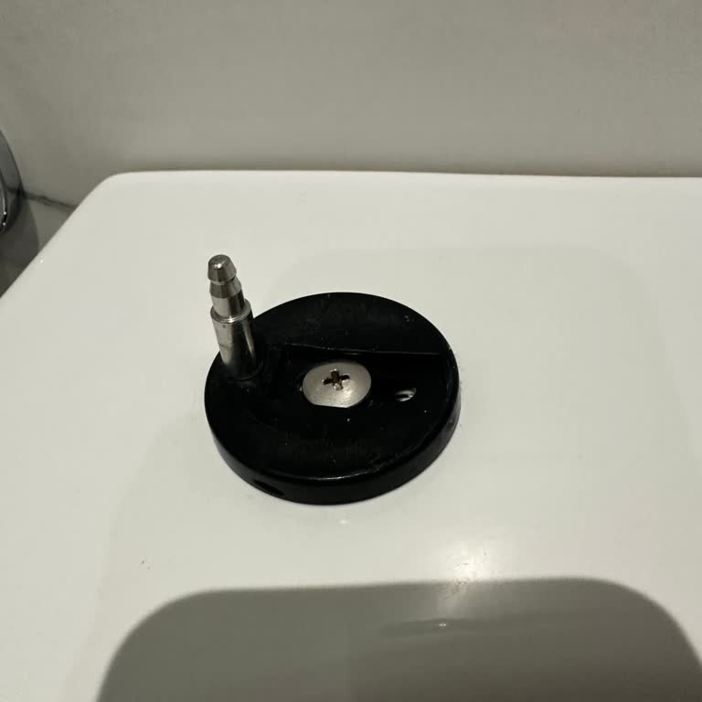 Creavit Klozet Kapağının Plastik Parçası Kısa Sürede Kırıldı, Çözüm Bekliyorum