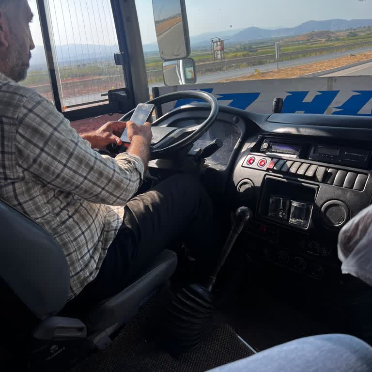 Otobüs Şoförünün Trafikte Sorumsuz Davranışı Yolcuları Riske Attı