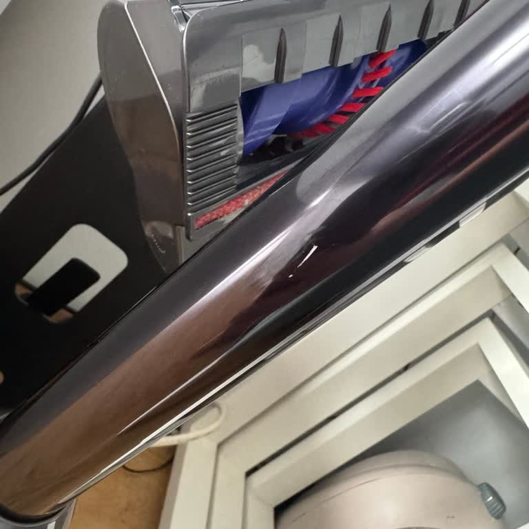 Yeni Alınan Dyson Süpürgenin Borusunda Boya Soyulması Hayal Kırıklığı