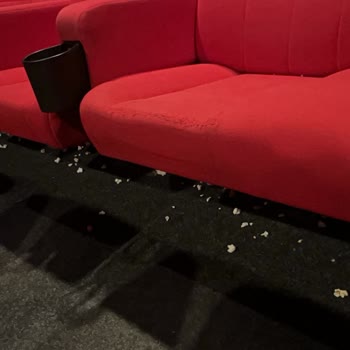Yüksek Bilet Fiyatına Rağmen Kirli Ve Bakımsız Sinema Salonu Hayal Kırıklığı