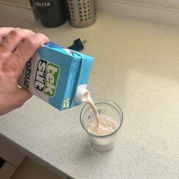 Son Kullanma Tarihi Geçmemiş Laktozsuz Sütte Renk Ve Görünüm Sorunu