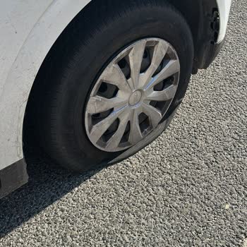 Garenta’dan Kiraladığım Aracın Eski Lastiği Patladı, Yol Yardımı Ve Destek Sağlanmadı!