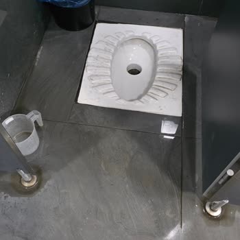 İstasyonda Hijyen Yok Tuvaletler Ve Çevre Bakımsız