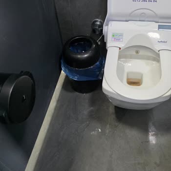 İstasyonda Hijyen Yok Tuvaletler Ve Çevre Bakımsız