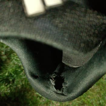 Я прошу обмен или возврат Adidas Duramo, кроссовки порвались в период гарантии