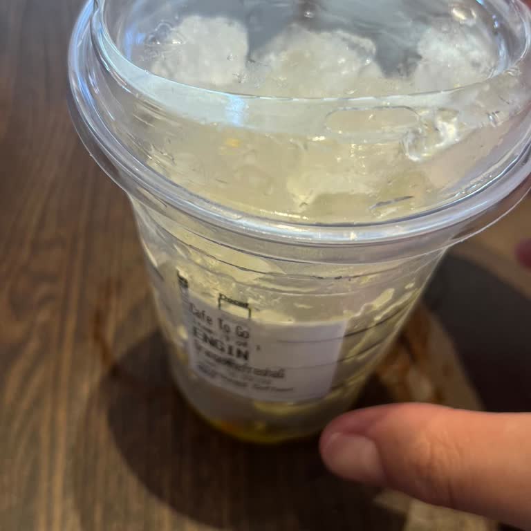 Starbucks İçeceğim Neredeyse Tamamen Buzdu Ve Bekletildim