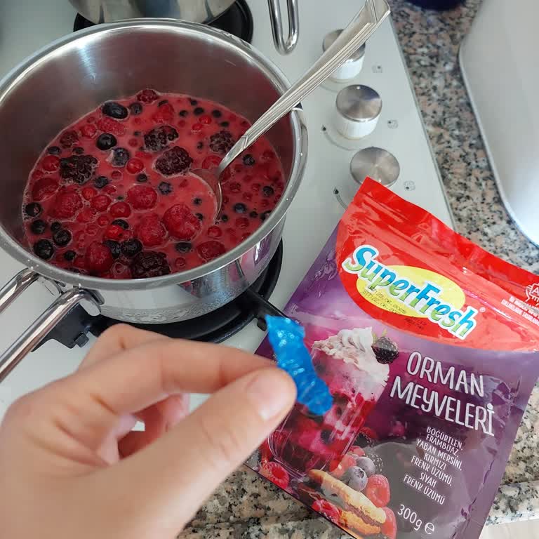 Dondurulmuş Orman Meyvesinden Çıkan Mavi Poşet Parçası Güvenimi Sarstı