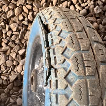 Satın Alınan El Arabası Tekerleği Kısa Sürede Çatladı, Garanti Kapsamında Değişim Talebi