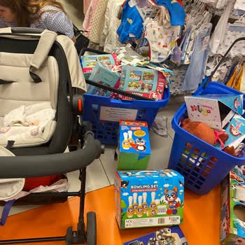 E-Bebek Mağazasında Bebek Arabasıyla Geçiş İmkansızlığı Ve İlgisizlik