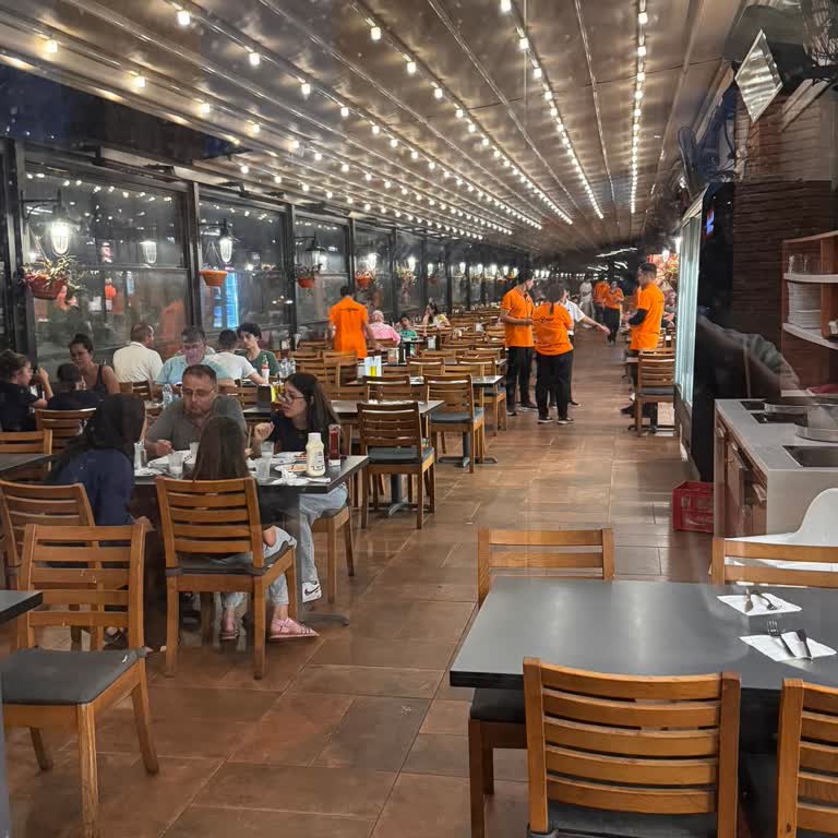 Boş Masalara Rağmen Saygısız Davranış Ve Rezervasyon Gerekçesiyle Restorandan Kovulma