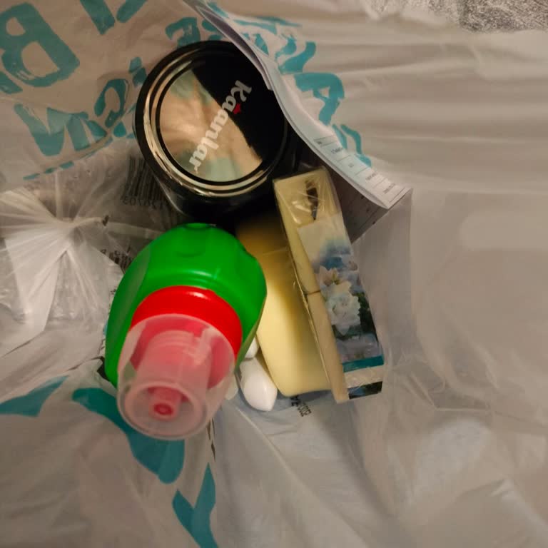 Gıda Ve Temizlik Ürünleri Aynı Poşete Konuluyor, Sağlığımız Tehlikede!