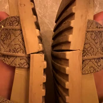 Aldığım Sandaletlerin Tabanları Kısa Sürede Kırıldı