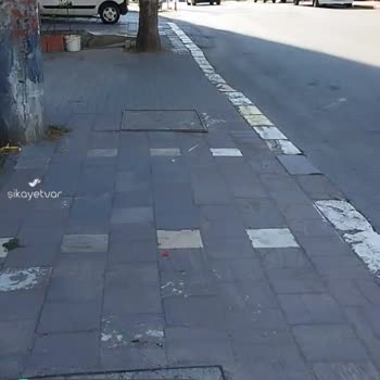 Gebze Belediyesi Kaldırım Üzerinde Kırılmış Rögar Kapağı