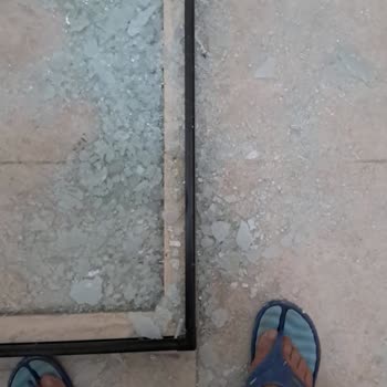 Kurulum Sırasında Patlayan Duşakabin Camı Ellerimizi Yaraladı, Mağduriyetimiz Giderilmiyor