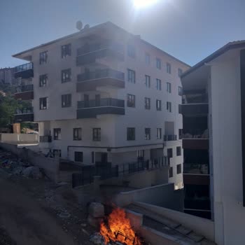 İnşaat Atıkları Sokakta Yakılıyor Belediye Denetimi Yok Sağlığımız Tehlikede