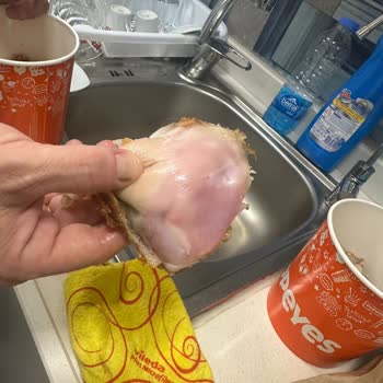 Pişmemiş Çıtır Tavuk Nedeniyle Hayal Kırıklığı Ve Sağlık Riski