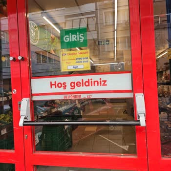 Şok Market Önündeki Tehlikeli Metal Parça Yüzünden Yaşanan Yaralanma