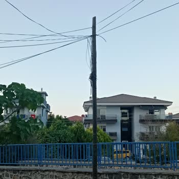 Tehlikeli Telekom Direği İçin Acil Çözüm Bekliyoruz