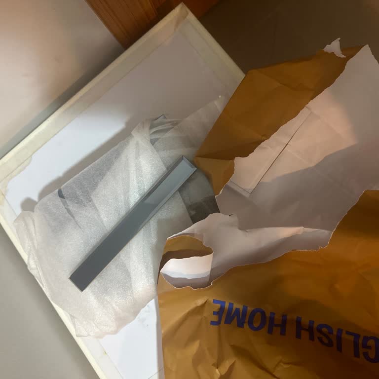 İlgisiz Personel Ve Hatalı Ambalaj Nedeniyle Kırılan Ürün