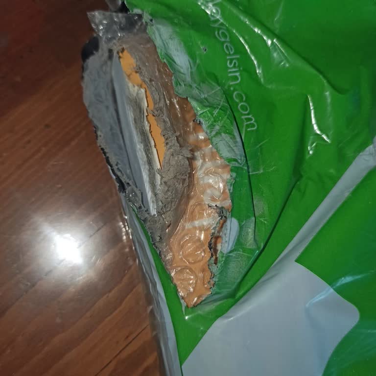 Hasarlı Kargo Teslimatı Nedeniyle Sınav Kitabım Zarar Gördü, Mağduriyetimin Giderilmesini İstiyorum