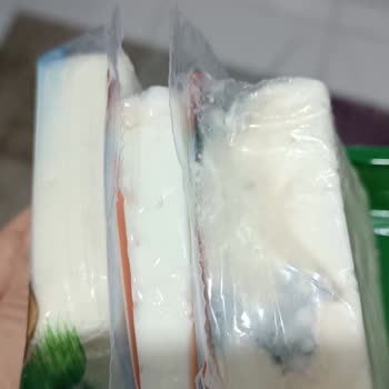 Son Kullanma Tarihi Geçmemiş Peynirde Küf Ve Renk Değişimi Şoku