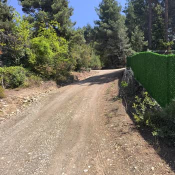 Çamlıyayla Belediyesi Evimin Önündeki Toprak Yokuş Araçlar İçin Tehlike Oluşturuyor