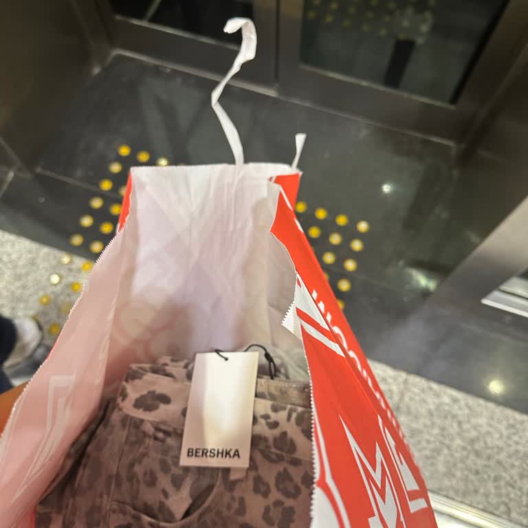 Bershka Poşetleri Dayanıksız Ve Hemen Yırtılıyor