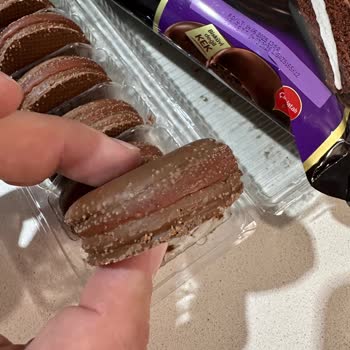 Aldığım Luppo Kekin Ambalajını Açınca Küf Taneleriyle Karşılaştım