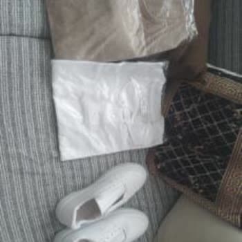 @modaeylul35 Alakasız İki Adet T-shirt ve Bağcıkları Olmayan Bir Spor Ayakkabı Gönderildi